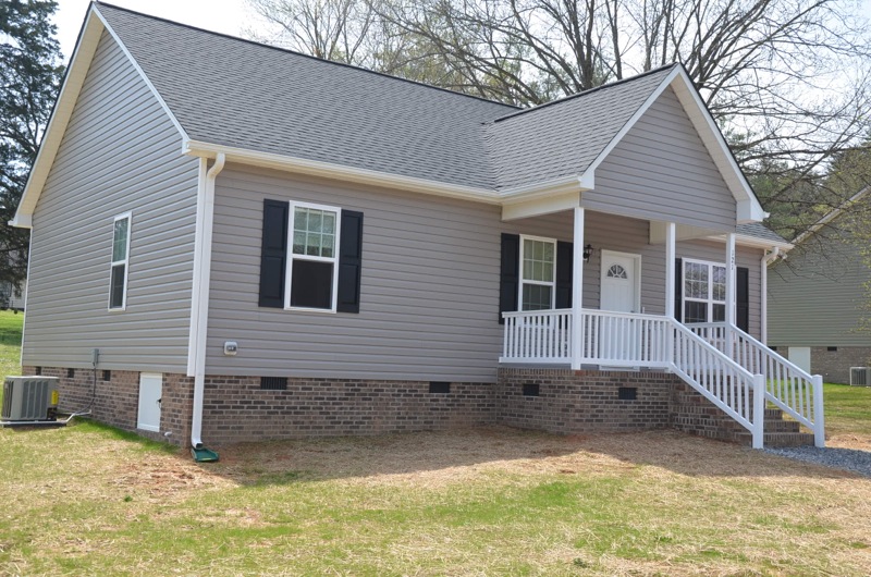 3 BR 2 BA Front Porch Rear Deck Appliances 1200 sf